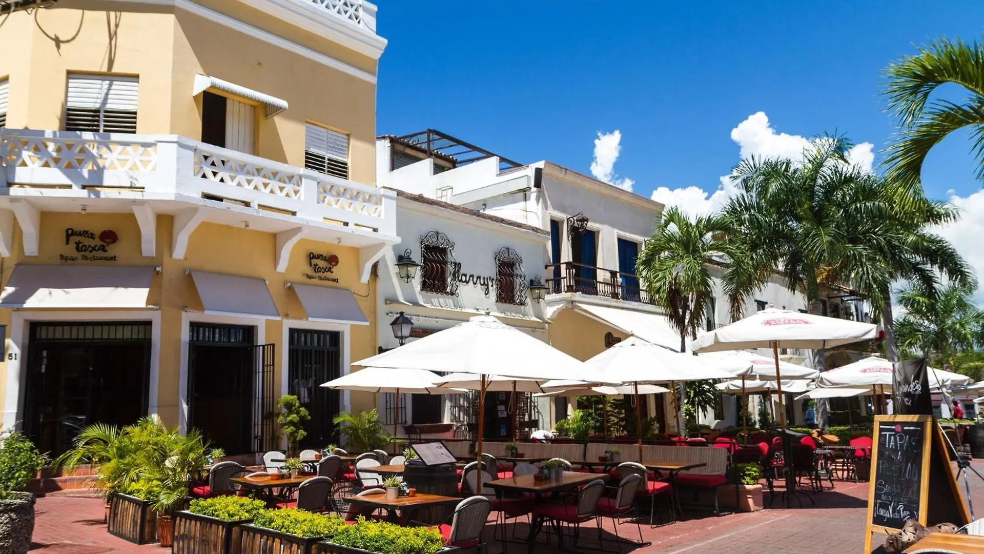 Tropical Island Apartahotel- One Bedroom Looking To The City La Viva Apartment