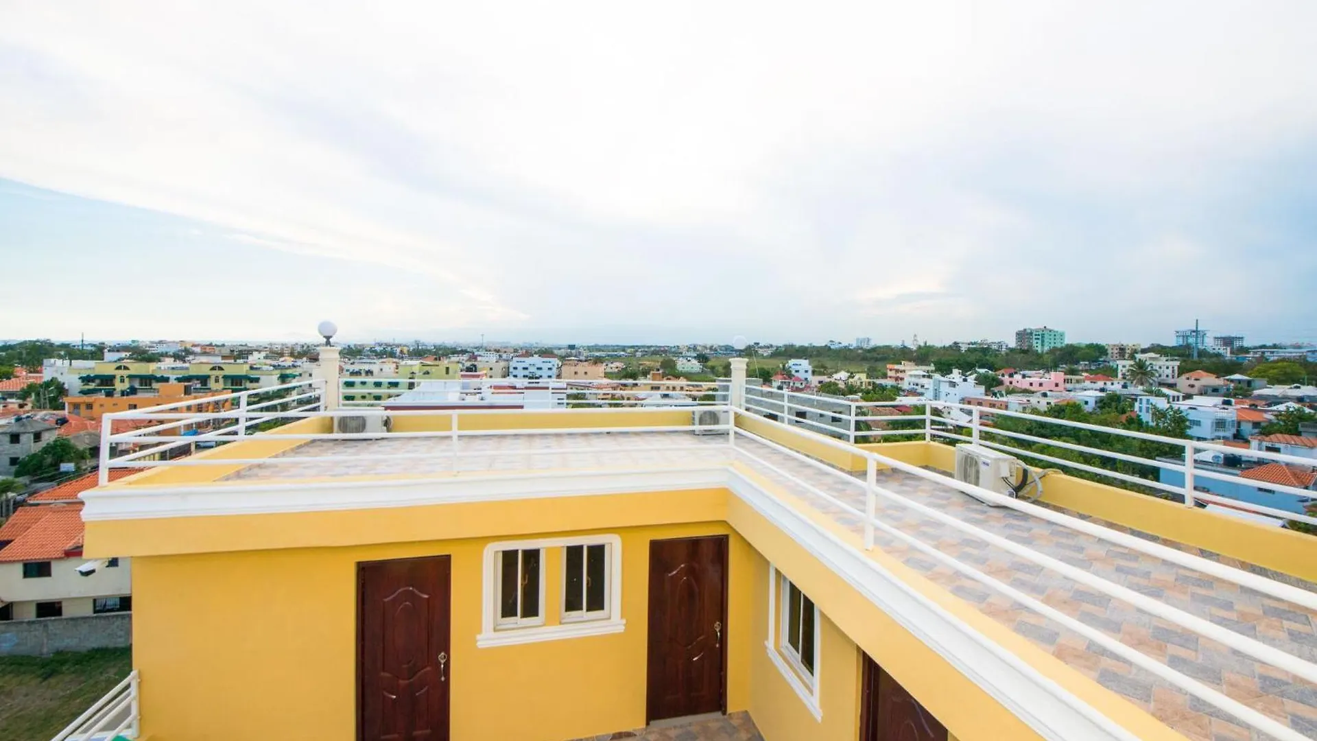 Tropical Island Apartahotel- One Bedroom Looking To The City La Viva